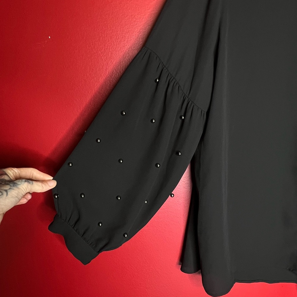 NWOT- OS-Reitmans beaded sleeve button down!